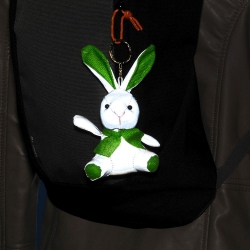 Maskotka odblaskowa królik zielony